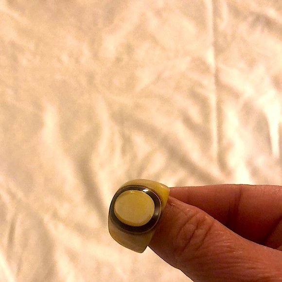 Mother of pearl ring and dangling silver teardrop earrings - Picture 2 of 5